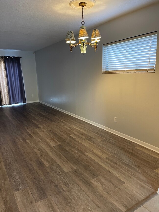 Foto del edificio - 817 Orchid Springs Dr