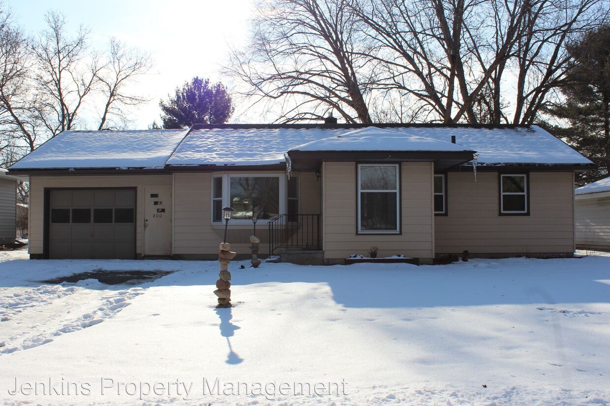 Primary Photo - 4 br, 2 bath House - 800 Summer St