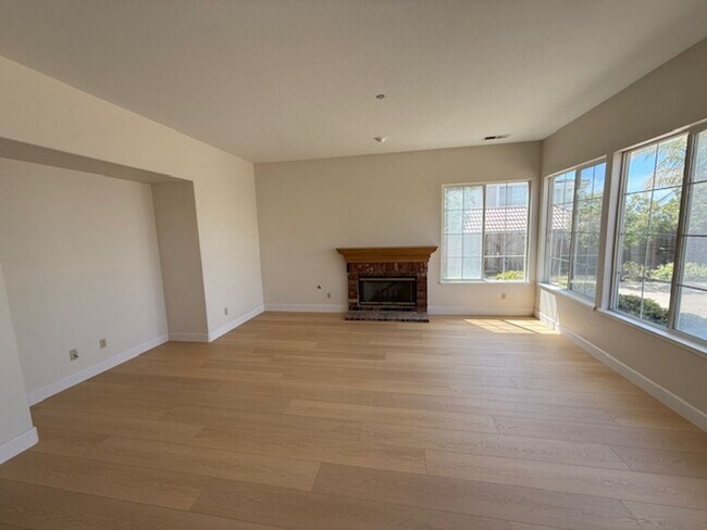 Foto del edificio - 48401 Costa Mesa Terrace
