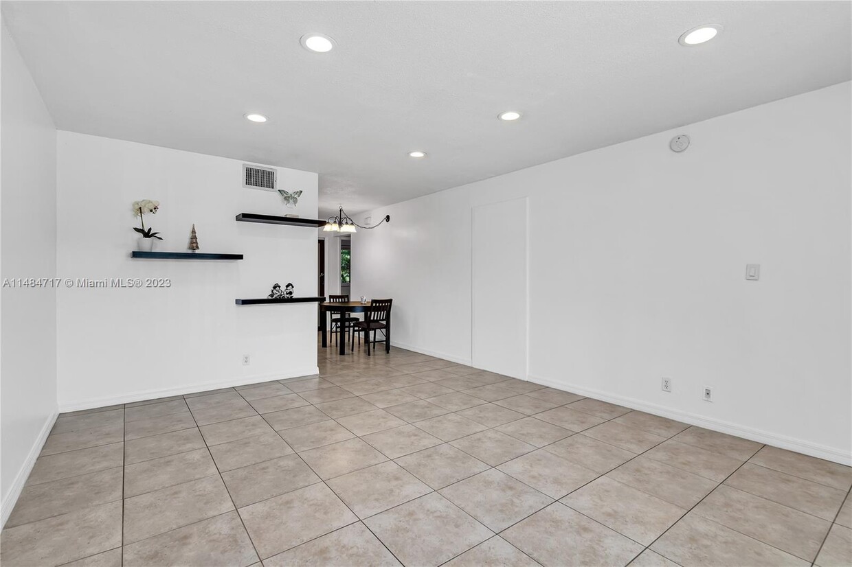 Foto del edificio - 2175 NE 56th St