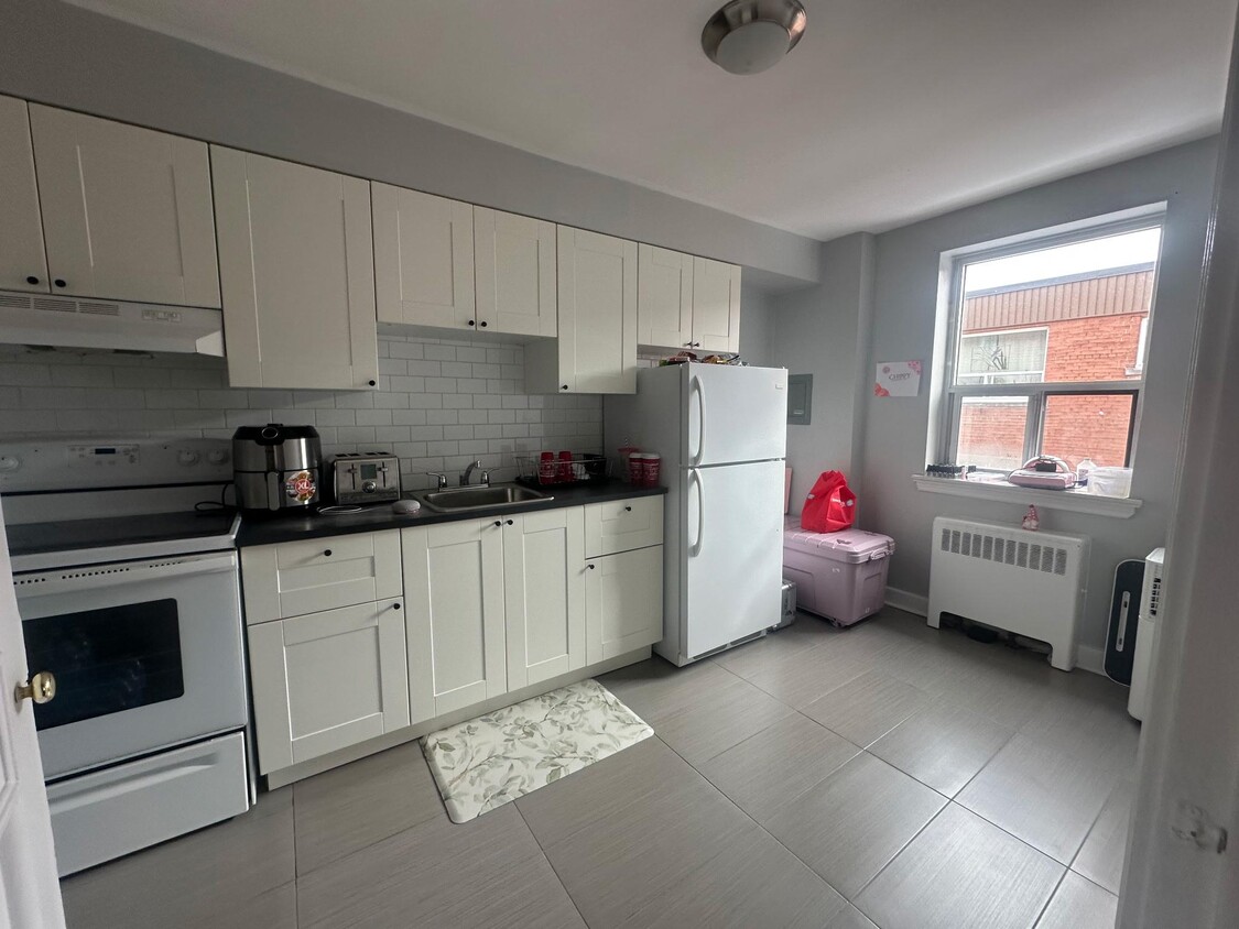 Building Photo - 1 Bedroom Apartment located along The Kingsway