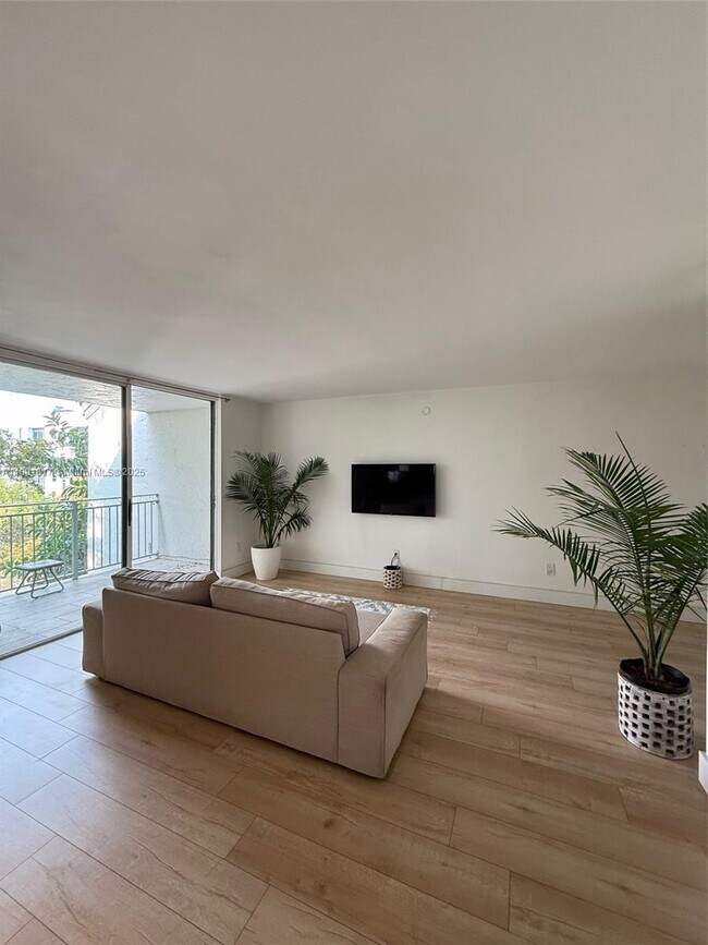 Foto del edificio - 680 NE 64th St