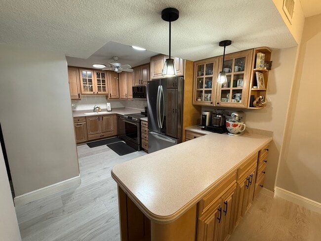 Kitchen - 386 Golfview Rd