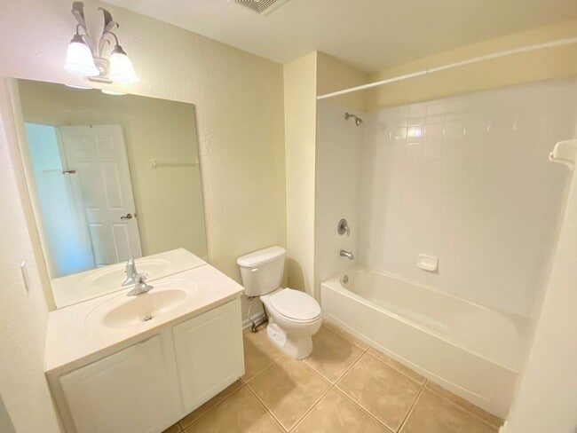 Building Photo - STONEBRIDGE LAKES 3 bed 2 1/2 bath