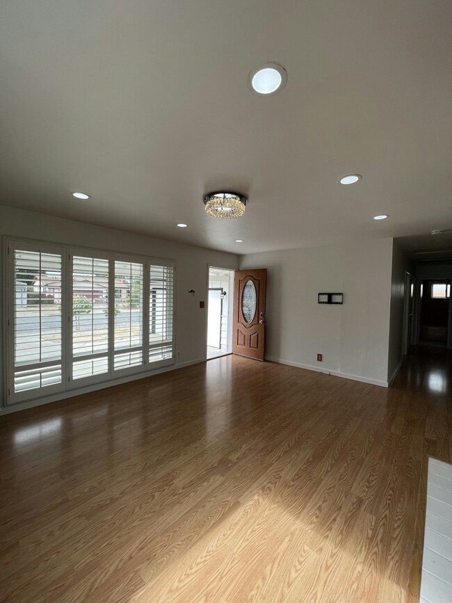 Foto del edificio - 40458 Landon Ave