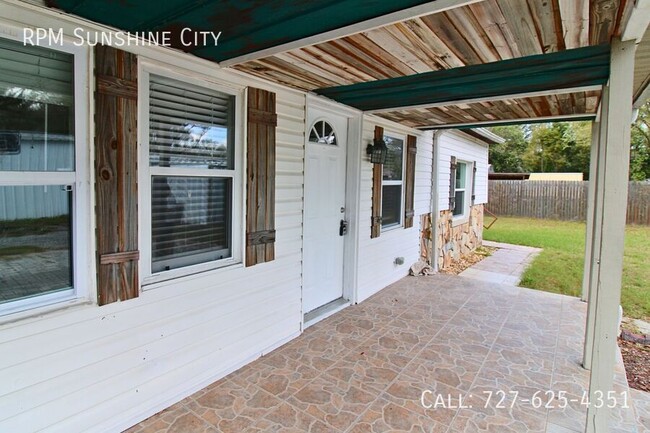 Building Photo - Charming 2 Bed, 2 Bath Home with Large Fen...