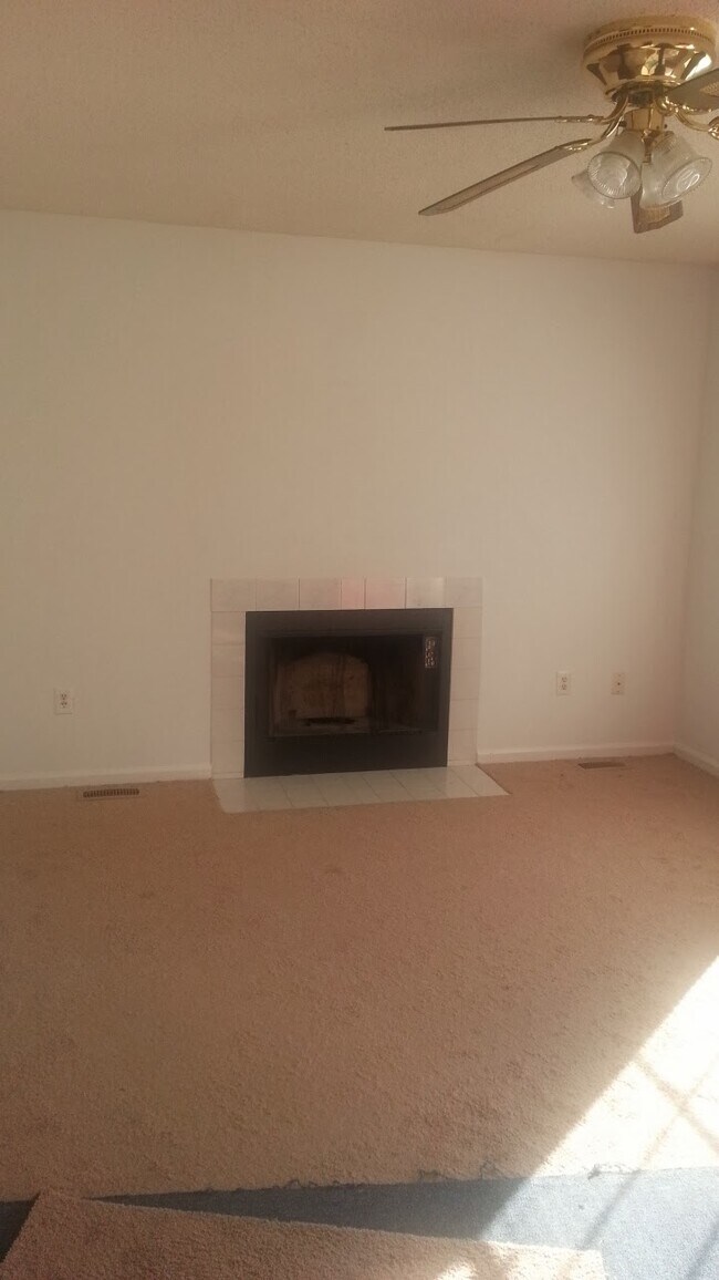 Building Photo - 8 Silver Spur Ct