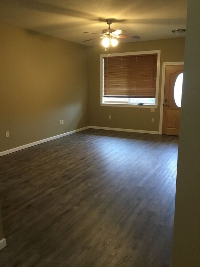 Building Photo - Single Level 2 Bedroom ADA accessible