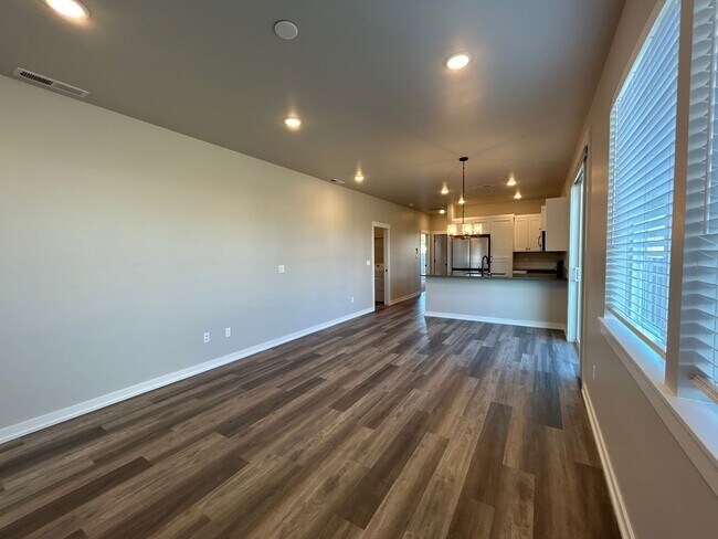 Foto del edificio - Stylish 2BR + Office Duplex in SE Bend – Garage & Smart Home Perks