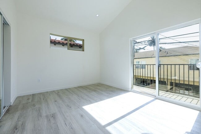 Building Photo - 1130 W 39th St