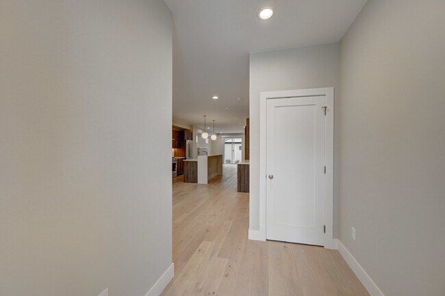 Foto del edificio - $3,900 - 4 Bed, 3.5 Bath Updated Townhome ...