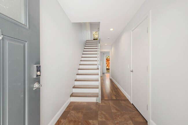 Foto del edificio - Lovely 3 Bedroom Townhome - Attached Garage