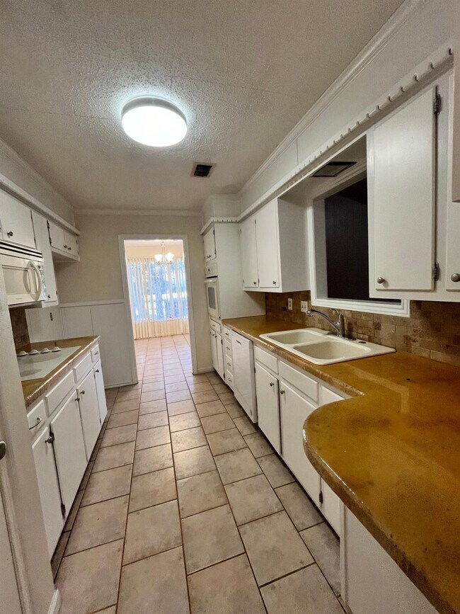 Foto del edificio - 6305 Raleigh Ave