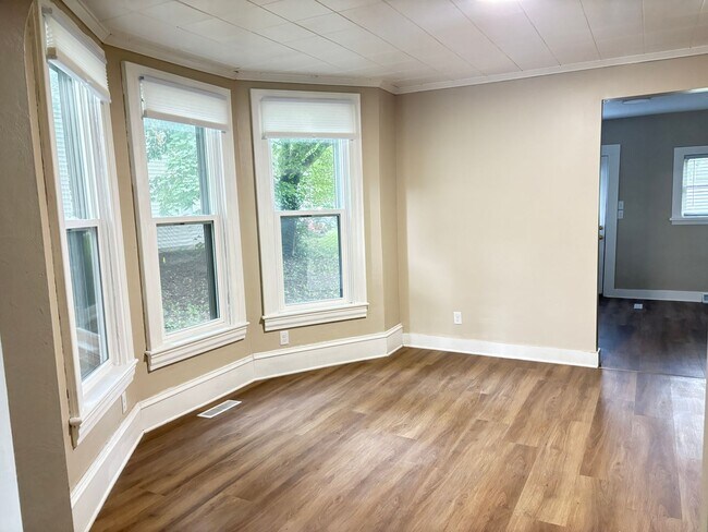 Building Photo - 4 Bedroom Home in Sweetzer's Subdivision