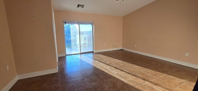 Building Photo - 410 Piper Ave