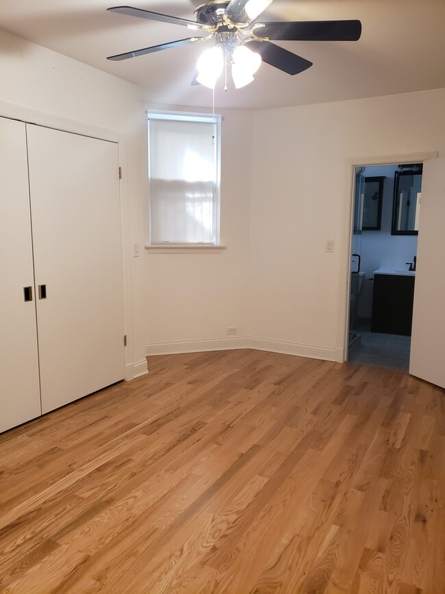 Master Bedroom with en-suite bathroom - 6932 S Oglesby Ave