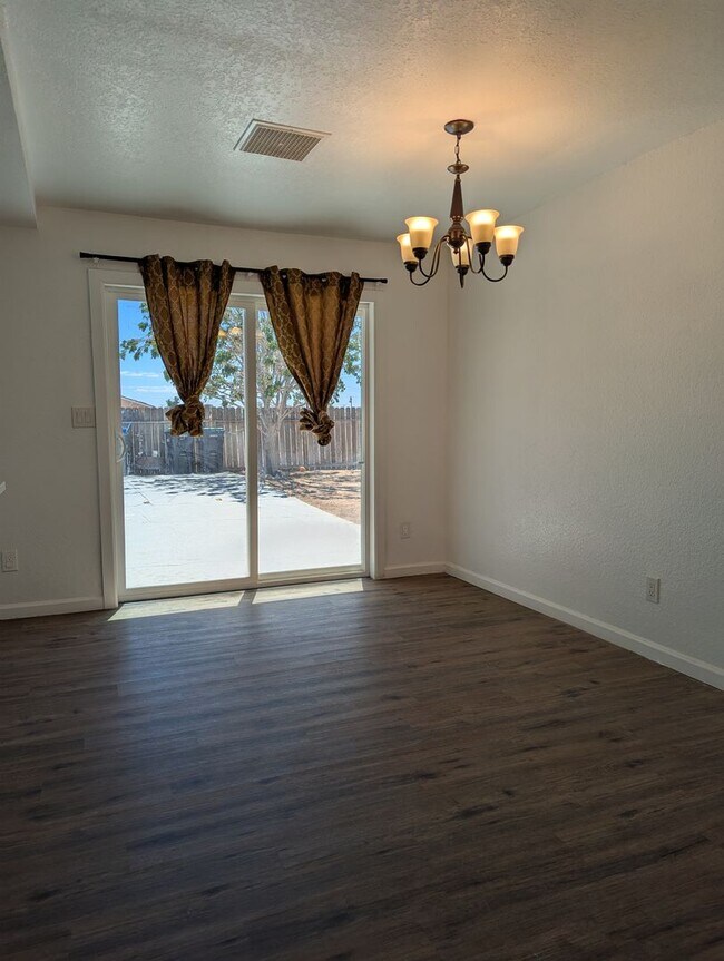 Foto del edificio - Spacious 3 Bedroom 2 Bath Home Available F...