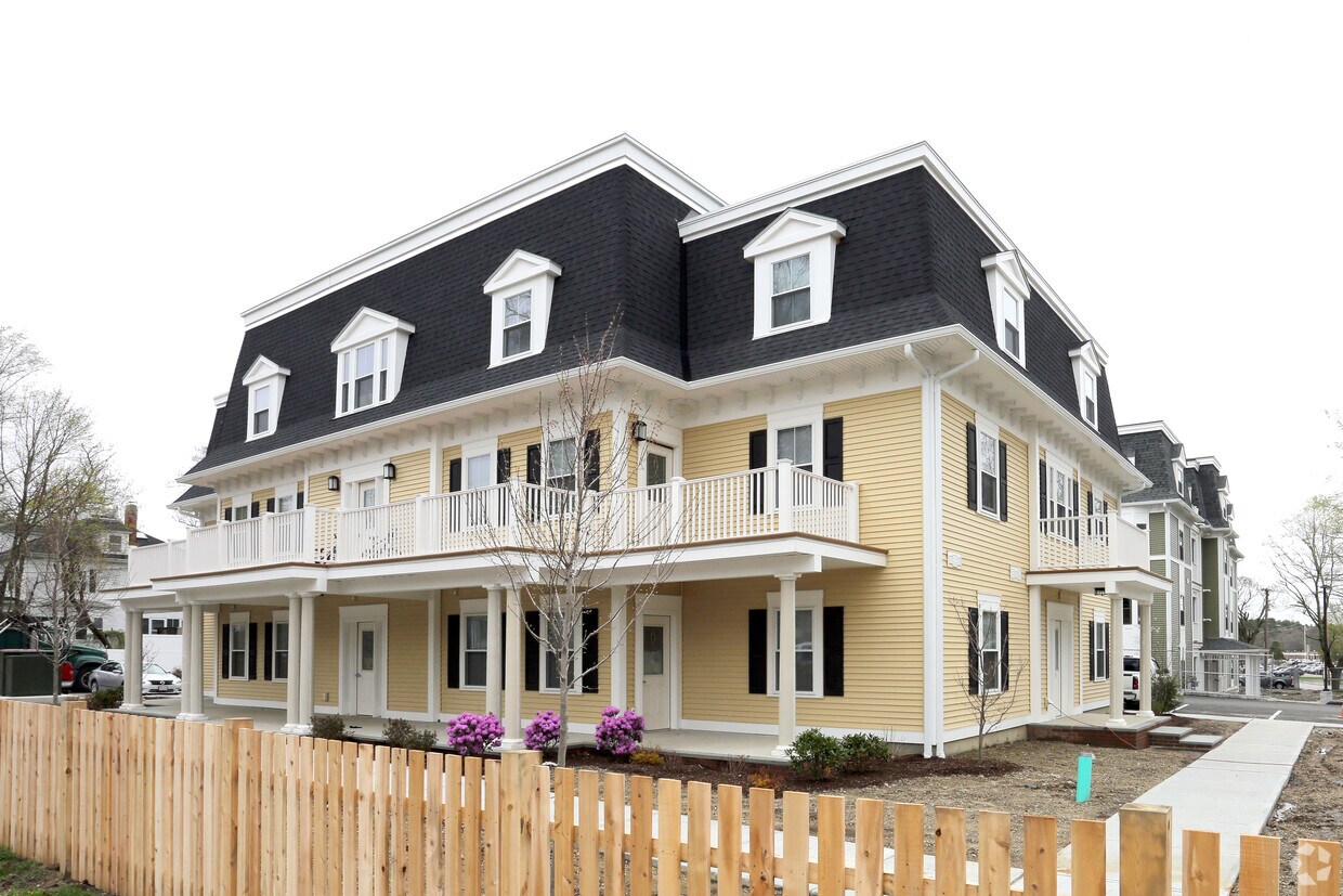 Mayflower Manor Apartments in Middleboro, MA