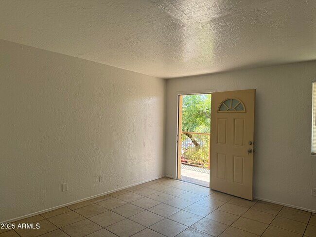 Foto del edificio - 2537 W Georgia Ave
