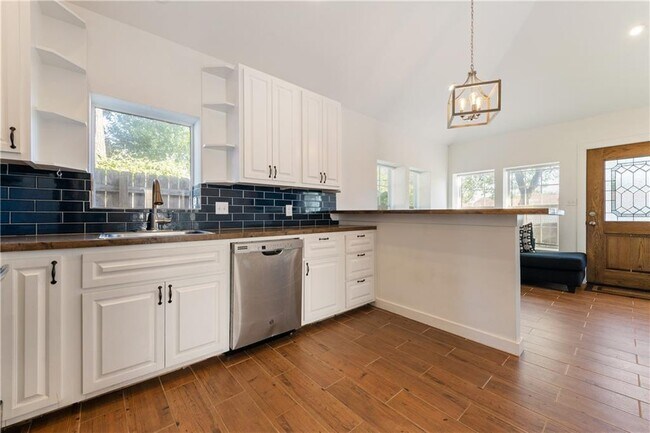 Building Photo - 2318 Santa Rosa St