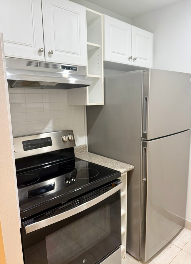 Photo du bâtiment - RENOVATED Bachelor with 1 Bath in PRIME ETOBICOKE - Royal York Gardens