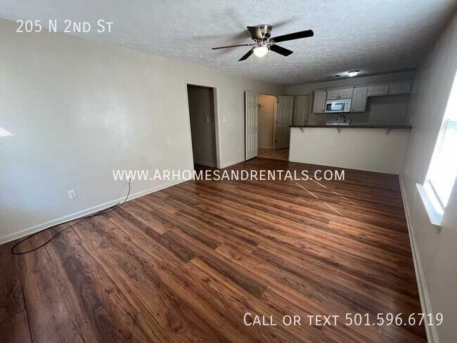 Foto del edificio - 205 N 2nd St | $1095 | 3 beds, 2 full baths