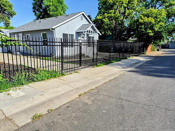 Building Photo - Fully Renovated Duplex in Tahoe Park