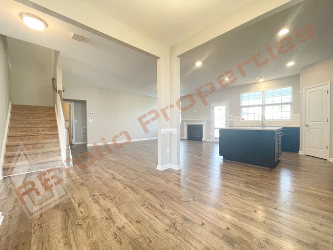 Building Photo - Stunning 4 Bedroom 3 Bath Home with a 1st ...