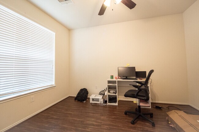 Foto del edificio - 1414 S Maple Dr