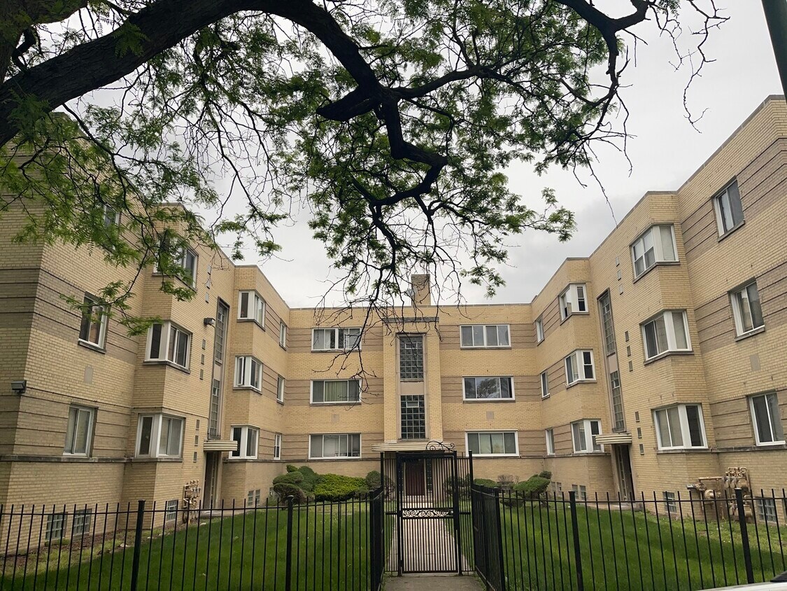 Foto principal - 2040 E 72nd Pl