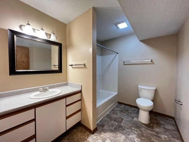 Building Photo - $950 | 2 Bedroom, 1 Bathroom Apartment | N...