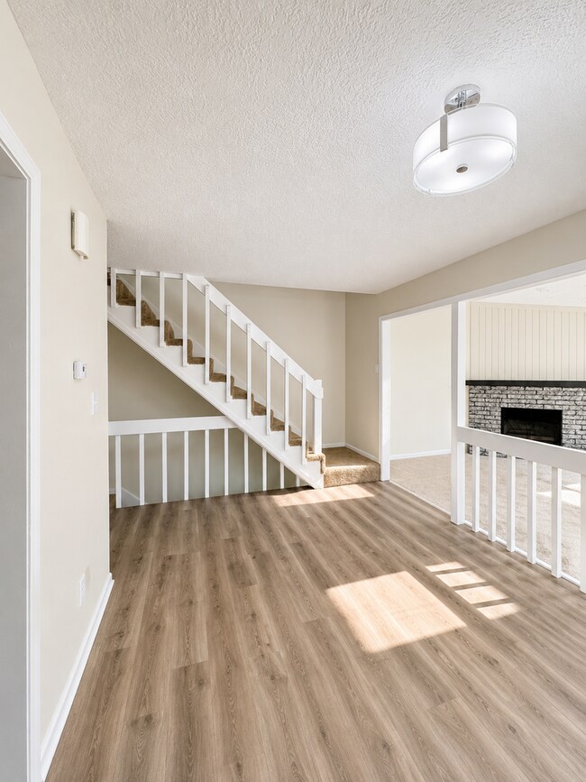 Foto del edificio - Coming Soon - Spacious 3BR Duplex with Two Living Areas