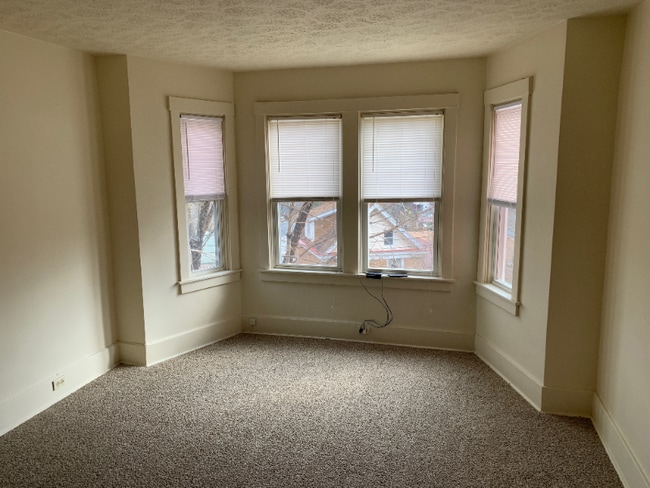 Building Photo - 2916 Clermont Ave