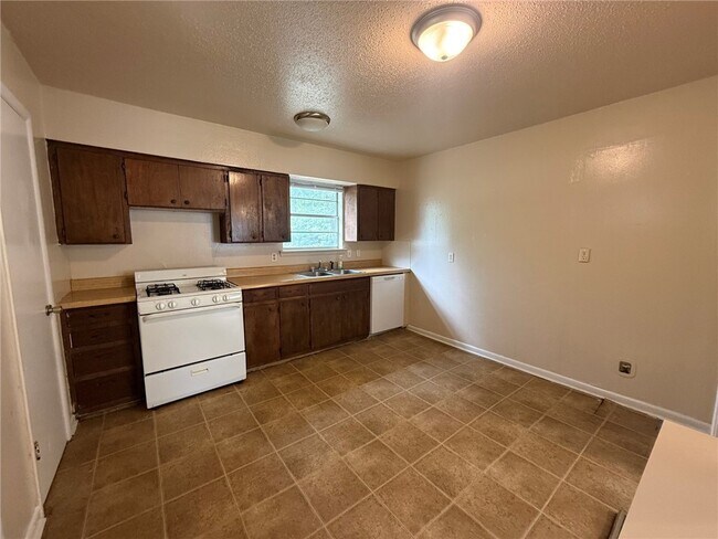 Building Photo - 2205 Dogwood Pl