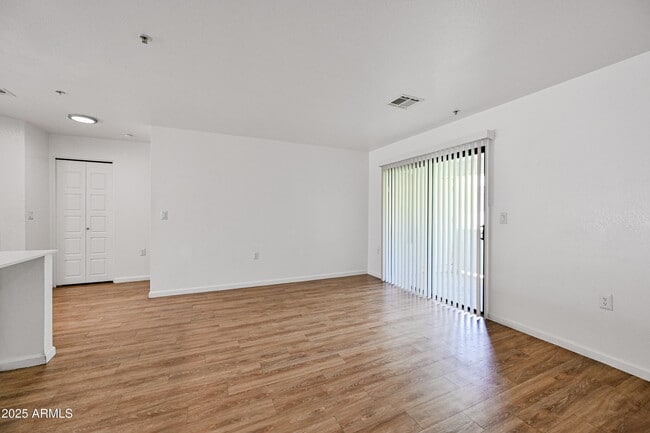 Foto del edificio - 3065 N 67th Ave
