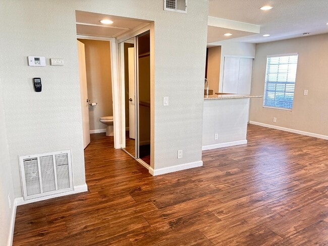 Building Photo - 774 Eastshore Terrace