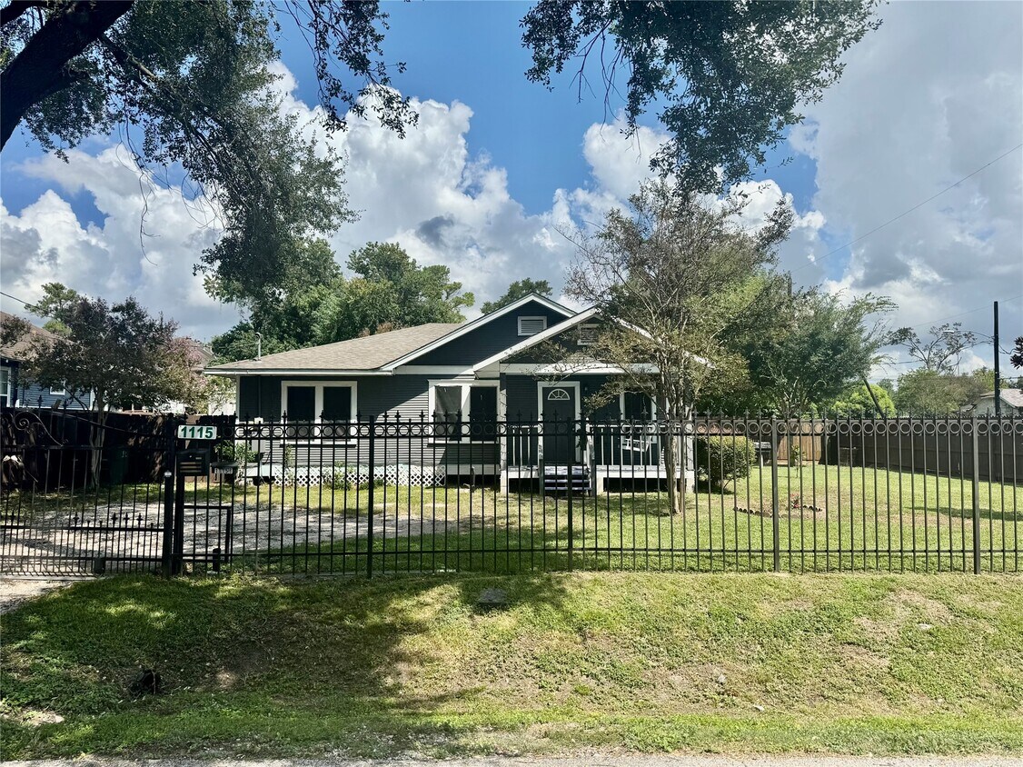 Primary Photo - 1115 Caplin St
