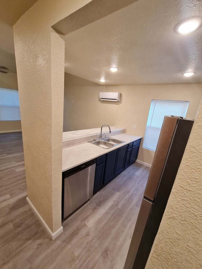 Building Photo - 527 Oak Lawn Dr