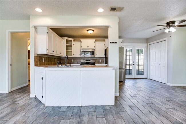 Foto del edificio - 6 MONTH LEASE! Super cute 4 bedroom, 2.5 bath home AVAILABLE NOW!
