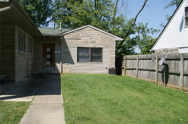 Building Photo - Spacious 3 bed/2 bath - walk to campus!