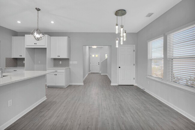 Building Photo - 162 Dahlia Falls Dr