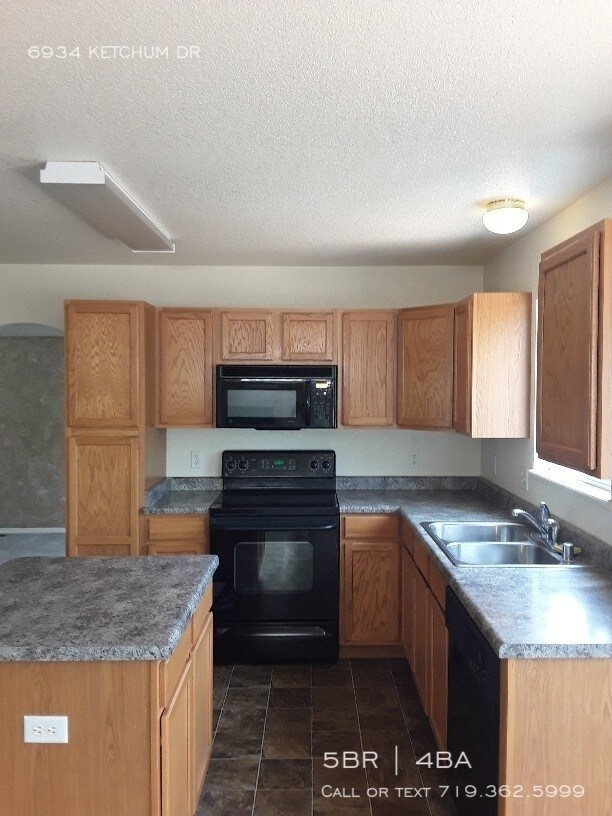 Building Photo - This 5-bedroom home is like-new!