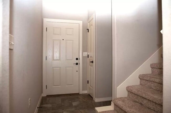 Building Photo - Available August 1st! Two-Story 3 Bedroom, 2.5 Bathroom in the center of Fayetteville