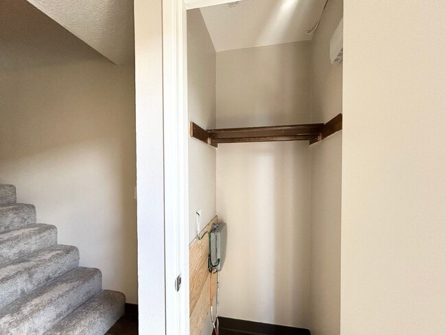 Building Photo - Charming 2 Bed, 1 Bath Canby Townhouse-Style Duplex!
