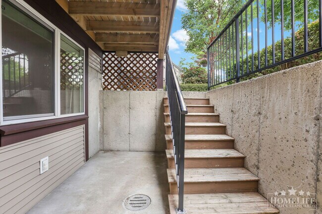 Photo du bâtiment - Charming 2-Bedroom Basement Suite in the Heart of Clayton Heights
