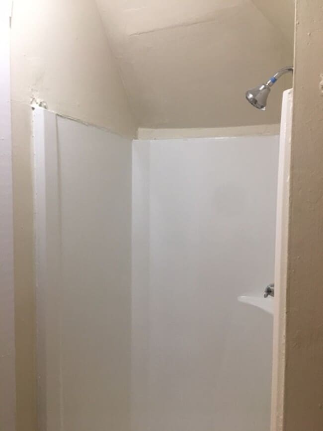 Building Photo - 3 or 15 month lease .Walk to Woodland Park...