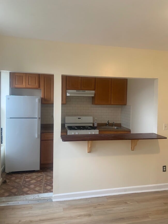 Building Photo - 463 Van Buren St