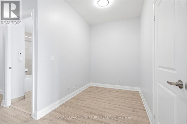 Photo du bâtiment - 6 Eva Rd