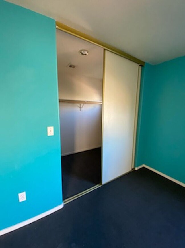 Building Photo - CUTE 1,089 SQ FT TPOWNHOUSE, LOCATED S/W. ...