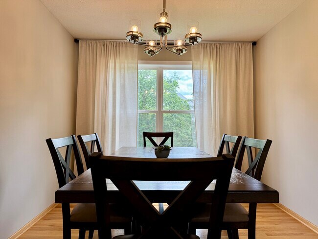Foto del edificio - 9264 Peony Ln N